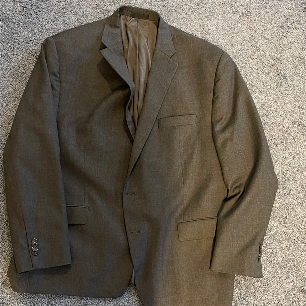 Classic Men's Gray Suit - Picture 3 of 5
